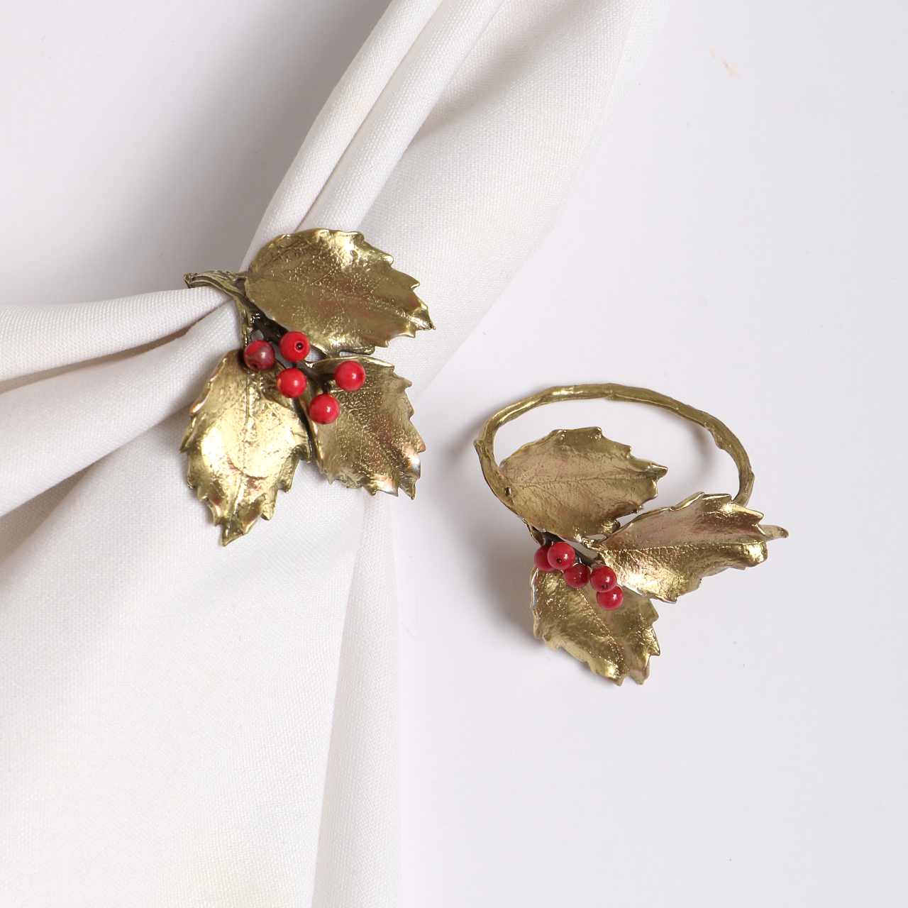 Bonadea - Holly Set of Four Napkin Rings - Christmas Table Accessories