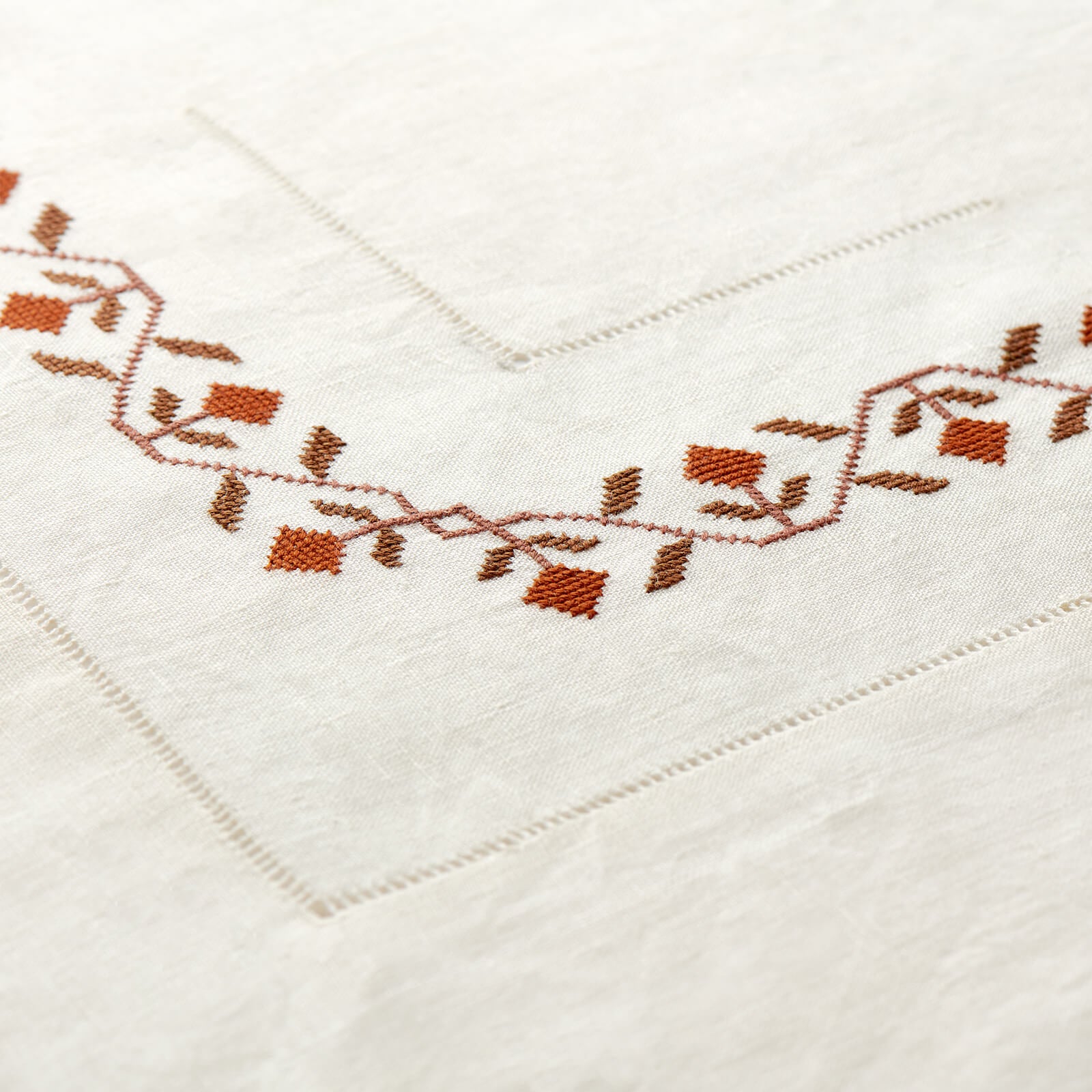 Bonadea Malaika Ottoman Tablecloth